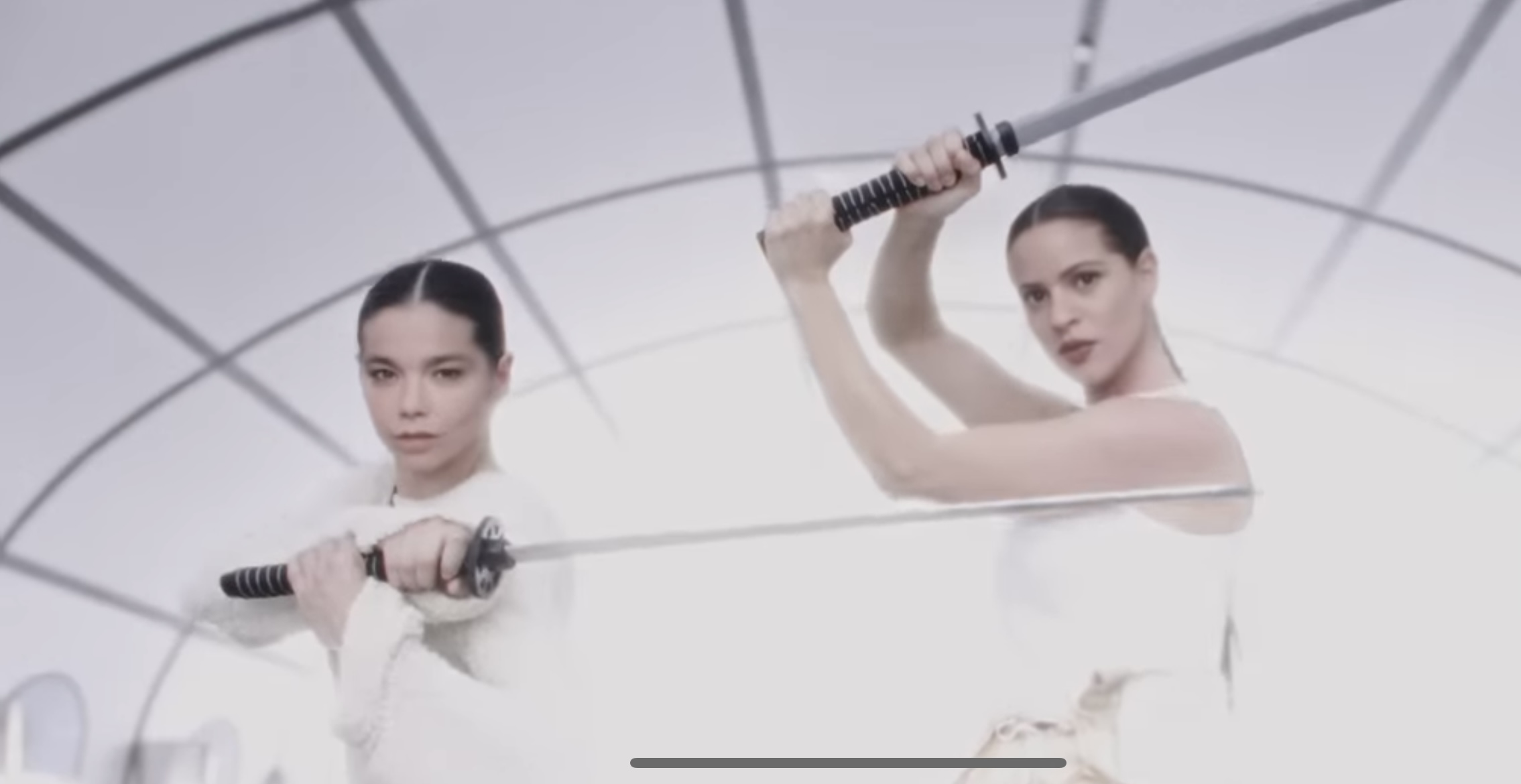 Björk og Rosalía i Oral, bilde fra YouTube.