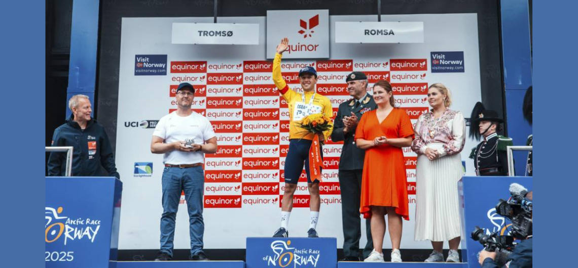 Is this petroganda? På podiet: Corbin Strong fra Israel Premier Tech, th Lars Sivert Lervik sjef for hæren og Cecilie Myrseth, norsk næringsminister. Foto: Arctic Race of Norway / Maxime Delobel