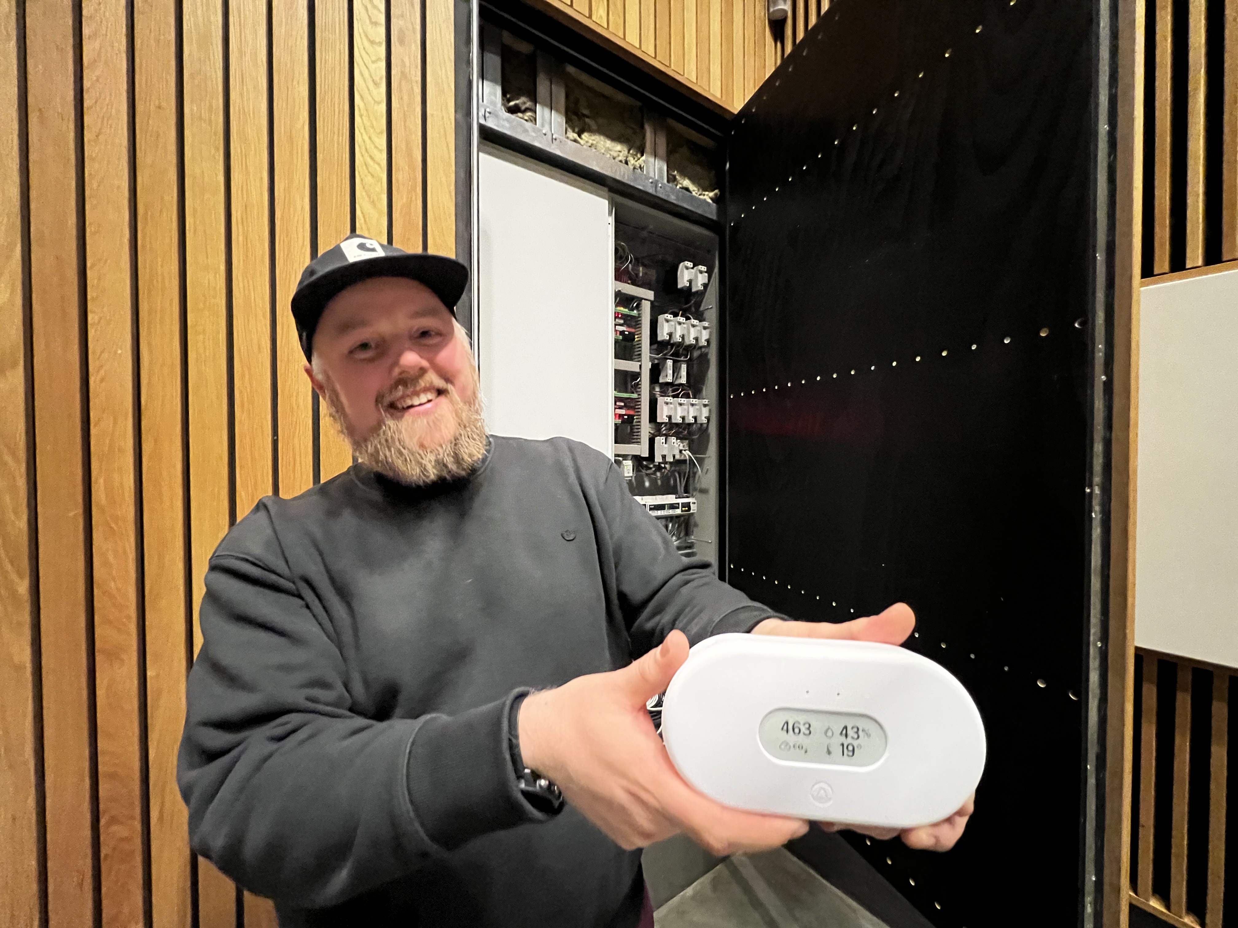 Driftsleder ved USF Verftet Hallvard Nomeland, viser fram sensoren som de monterer i alle rom.